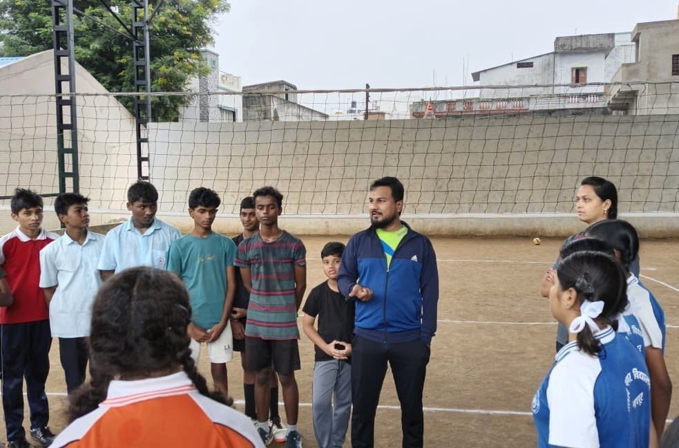 slumsoccer's tweet photo. #NationalSportsDay
Inter-Class Volleyball Tournament at Pratap Nagar Ground! Bringing students together through teamwork, sportsmanship &amp; healthy competition.
Two volunteers from @HCL_Foundation also joined the teams, making the session even more engaging. https://t.co/yG24mbn4fF