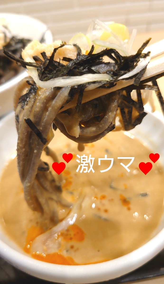 nzMy9UyniVzGVYv's tweet photo. なぜ蕎麦にラー油をいれるのか。さんで胡麻だれラー油そばなるものが出ていたので、食べに来ましたが、めちゃくちゃ美味しかったー！胡麻だれにラー油と蕎麦がこれほどまでマッチするとは！ごちそうさまでした！😂💕
#217find 
#えびぷとそば部 https://t.co/fax05pfqdo