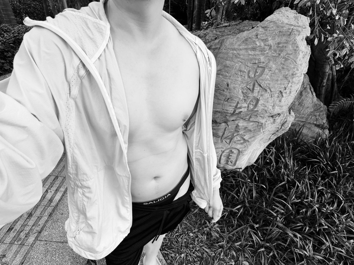 pooftwiter's tweet photo. 一起散步 https://t.co/wrM7yGwA6A