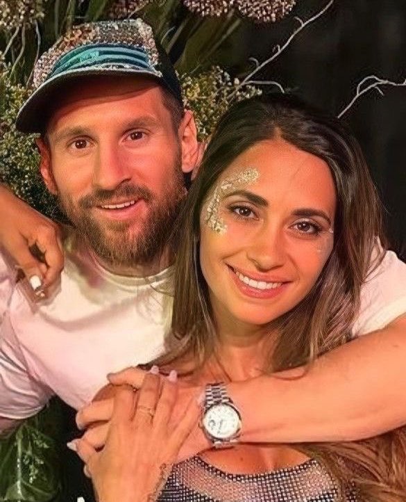 tinstoessel_ITA's tweet photo. Secondo MDZ, Messi e sua moglie, Antonela Roccuzzo, starebbero aiutando TINI a recuperare il controllo del suo patrimonio, stimato in circa 70 milioni di dollari.

Antonela avrebbe presentato alla cantante un team legale e finanziario di fiducia della famiglia Messi. https://t.co/z1ydwakAjb