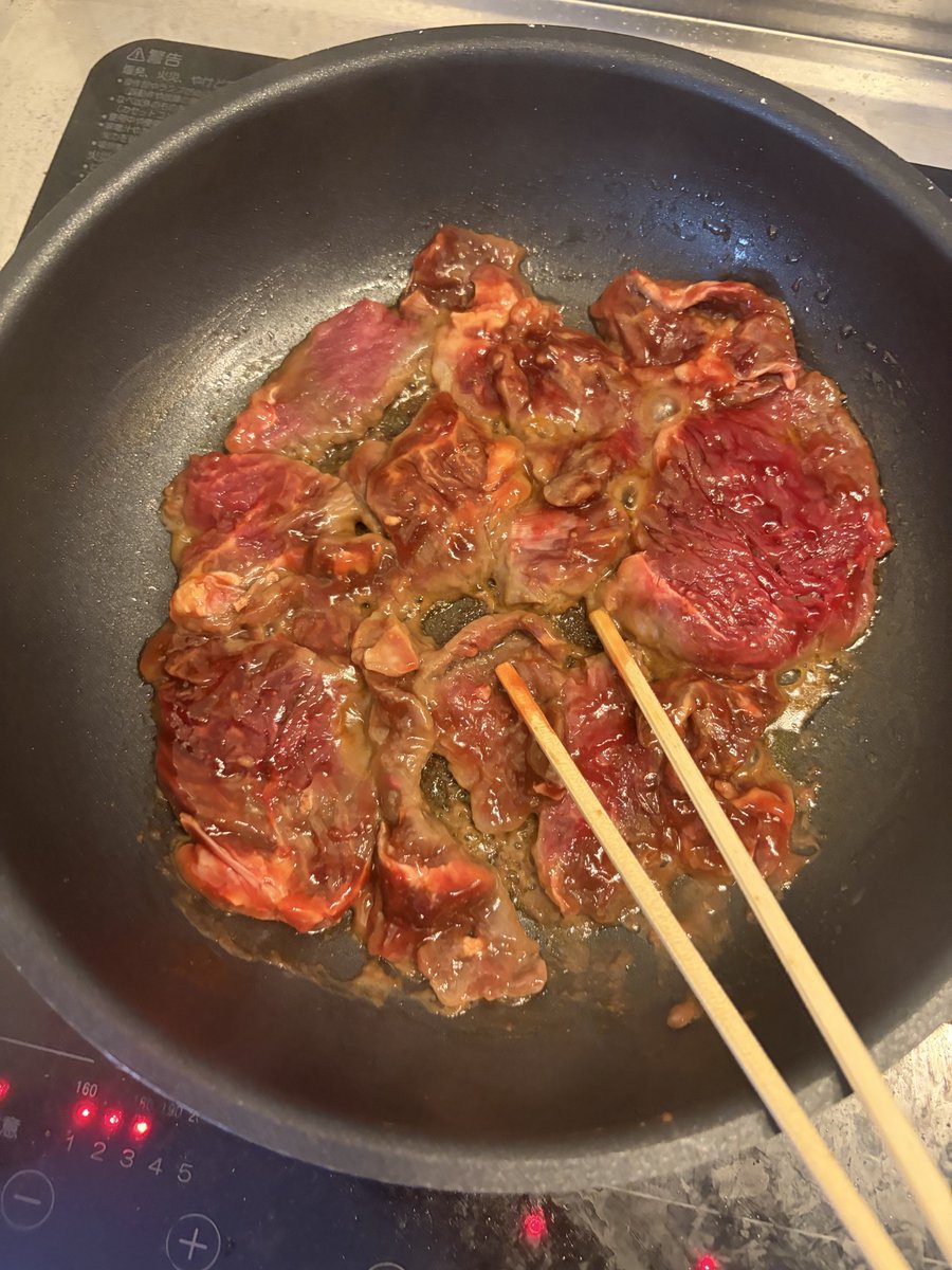 taka37pppp's tweet photo. 話しし過ぎて食うてないからBBQ後やけど肉食う笑
ほんま肉切れぐらいしか食うてないんやって！！
酒は12杯ぐらい飲んでけど、、、 https://t.co/2jMG0rFoqo
