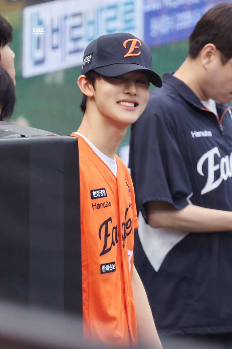 FOX_090113's tweet photo. 260830 대전 시구

#CORTIS #코르티스 
#SEONGHYEON #성현
#EOMStrikesFirstPitch
#대전의아들성현 https://t.co/HrGgDpqzJh