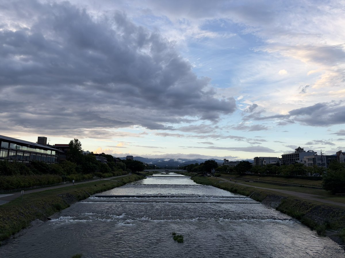 betch73's tweet photo. 仕事終わった。鴨川ランニング。夕立のあと、少し涼しくなりました。　#鴨川 #ランニング #二条大橋 https://t.co/rsQN80EYod