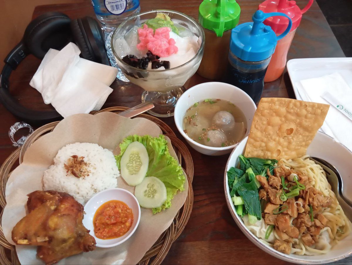erza762's tweet photo. Pov : makan sama yg makanya banyak tapi ga nambah²berat badanya😑 https://t.co/jArTy6mytA