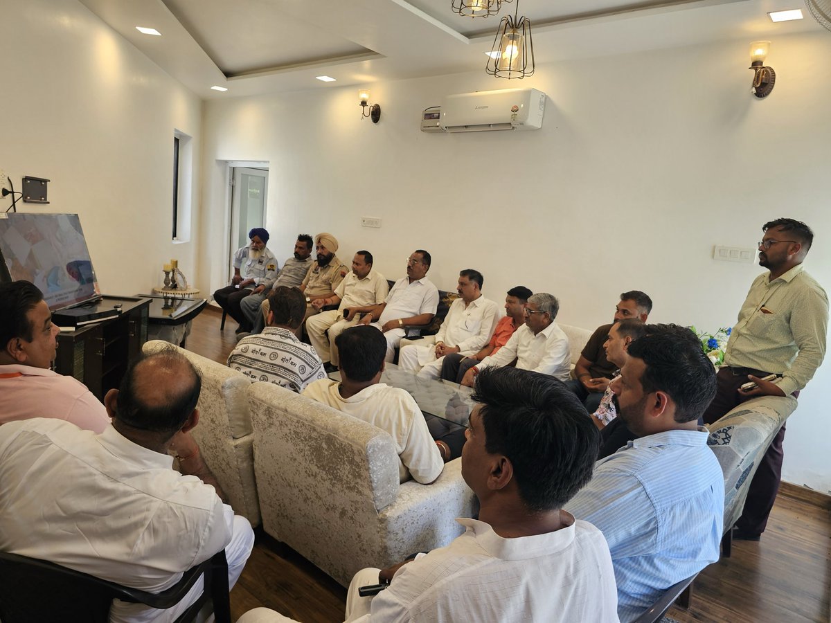 scsinglaoffice's tweet photo. ਅੱਜ ਬੂਥ ਨੰਬਰ 49, ਅਗਰਵਾਲ ਕਲੋਨੀ ਵਿਖੇ ਸਾਥੀਆਂ ਨਾਲ ਮਾਣਯੋਗ ਪ੍ਰਧਾਨ ਮੰਤਰੀ ਸ਼੍ਰੀ ਨਰਿੰਦਰ ਮੋਦੀ ਜੀ ਦੇ 137ਵੇਂ ‘ਮਨ ਕੀ ਬਾਤ’ ਪ੍ਰੋਗਰਾਮ ਨੂੰ ਸੁਣਿਆ।

#MannKiBaat #NarendraModi #NashaMuktBharat #VandeMataram150 #SwachhBharat #VocalForLocal #AatmanirbharBharat 
#SarupChandSingla #Bathinda https://t.co/EjMY03fNdY