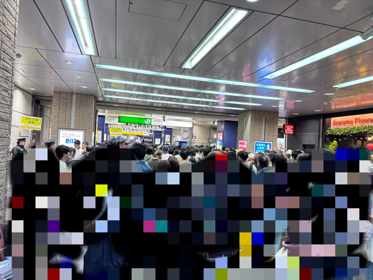 cocolino's tweet photo. 高円寺阿波踊りに来るへ
駅改札は規制されてて、北側が駅へ入る入口、南側が出口専用になってるので気をつけて https://t.co/Do4oyjw5ou