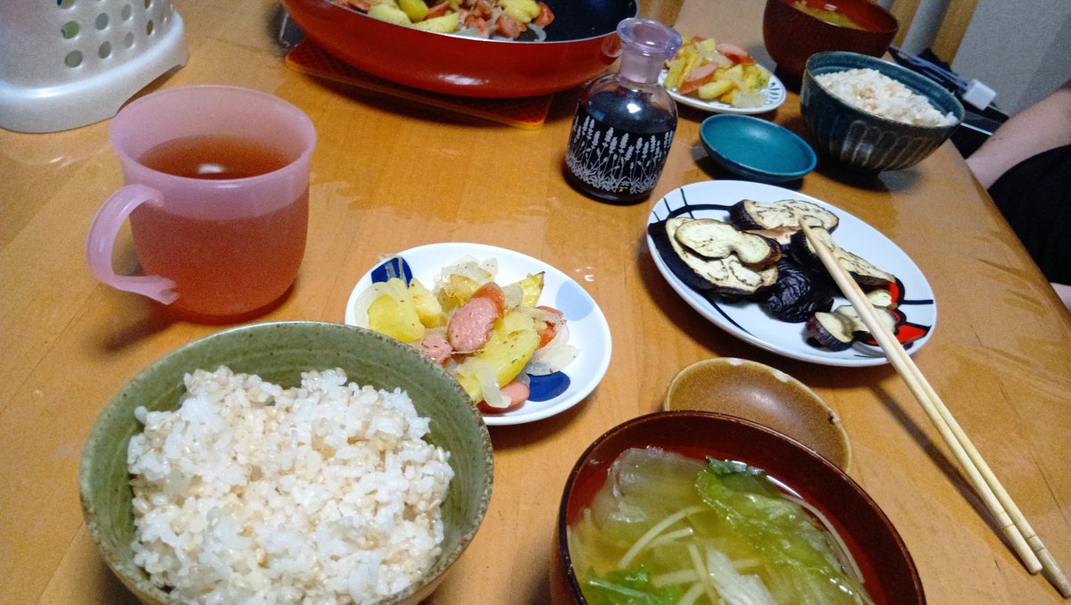 sinpaisyouda's tweet photo. 夕食
ジャーマンポテト
焼いたナス
そうめんの節とレタスのコンソメスープ https://t.co/S1Ni6hH5tI
