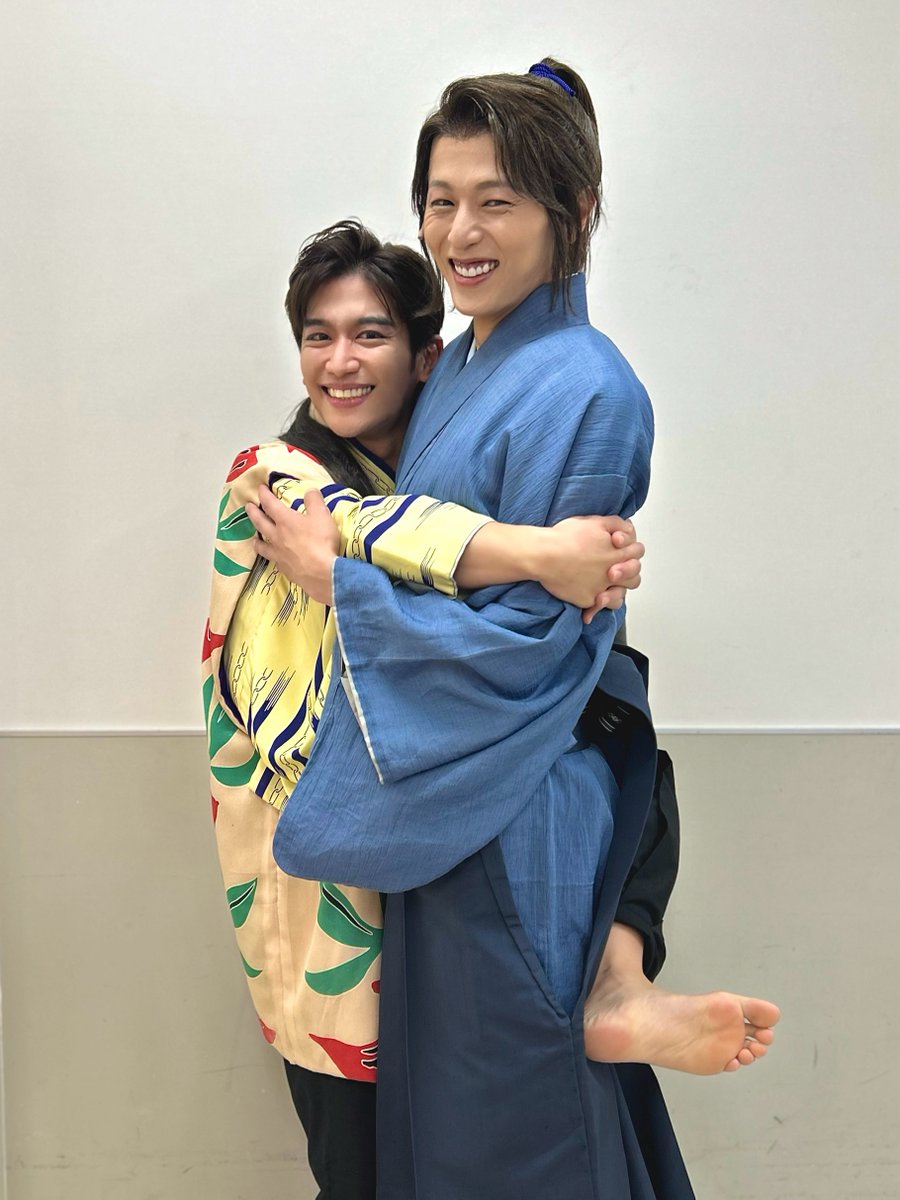 yohei_isshiki's tweet photo. しがみつくこと蝉の如し。

十蔵さんが美味しそうにご飯を食べる姿。そして誰より早くお菓子に手をつけるラストシーン。そのどちらにも、景春はグッときておりました。

「話しておると、どうも気が緩む」は
公私ともにこちらの台詞です。

#新木宏典 さん、大役本当にお疲れ様でした。

ーーーーー

舞台『#てらこや青義堂  師匠、走る』
暑い中や大雨の中ご来場下さった皆様
複数回通って下さった皆様
演劇を初めてご観劇下さった皆様
ご来場叶わずともエールを下さった皆様
本当に有難うございました。

一口に「江戸時代」といっても、265年間あるわけで。「平和な期間」と「物騒な期間」の波は激しかったと資料で見ました。

ラストシーンの筆子4名を見ながら、
「日々色々を経験していくであろう彼らを待ち受ける未来が、せめてせめて平和でだけはあってくれ」と願いました。

平和でさえあれば、
彼らは悲喜交々の日々を、身の回りの人たちと手を取り合いながら乗り越えていけるはずだと。

演劇は時に、祈りです。

江戸時代の景春としても
令和の一色洋平としても
未来の平和を願います。