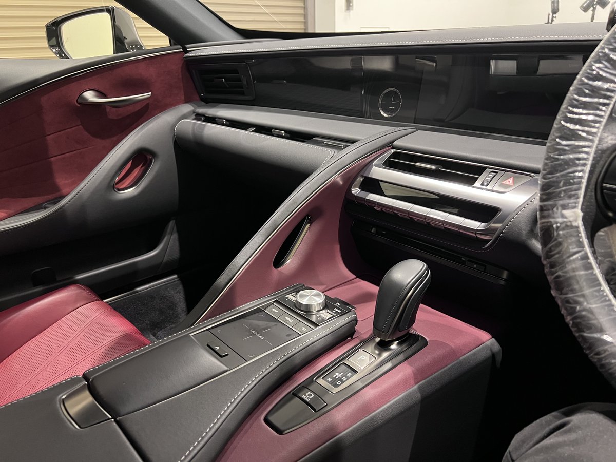 Soragllq's tweet photo. LC500 Lパッケージ納車しました！
夢だった車が25歳で乗れるとは思ってなかったです。
色々諦めずに続けて良かったなと！

このカラーは珍しいらしく見る角度で色が楽しめるのでめっちゃ気に入ってます👍🏻
大排気量v8エンジンも今後作られないと思いますし、大切に乗っていきたいです！

#LC500 #車好き https://t.co/DxKpZjRbDc