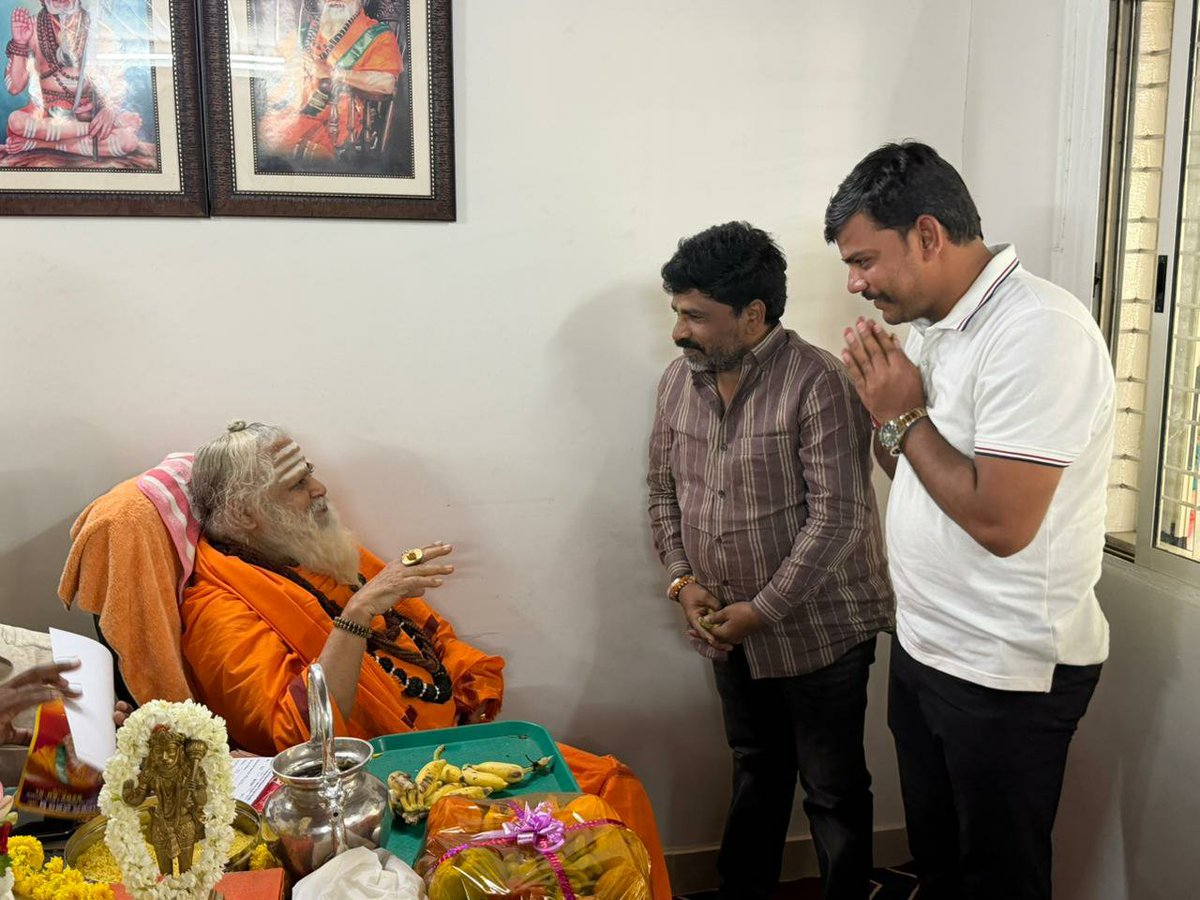 DadaSindagi's tweet photo. ಶ್ರೀ ಜಗದ್ಗುರು ವೀರ ಗಂಗಾಧರೇಶ್ವರರ ಮಾನಸ ಪುತ್ರರಾದ ಶ್ರೀ ಮ.ನಿ.ಪ್ರ. ಕರಿವೃಷಭ ದೇಶಿಕೇಂದ್ರ ಶಿವಯೋಗೇಶ್ವರ ಮಹಾಸ್ವಾಮಿಗಳು ನೊಣವಿನಕೆರೆ (ಅಜ್ಜಯ್ಯ) ನವರ ದರ್ಶನ ಮಾಡಿ ಆಶೀರ್ವಾದ ಪಡೆದುಕೊಂಡೆನು🙏🙏 https://t.co/hsenU9n1hm