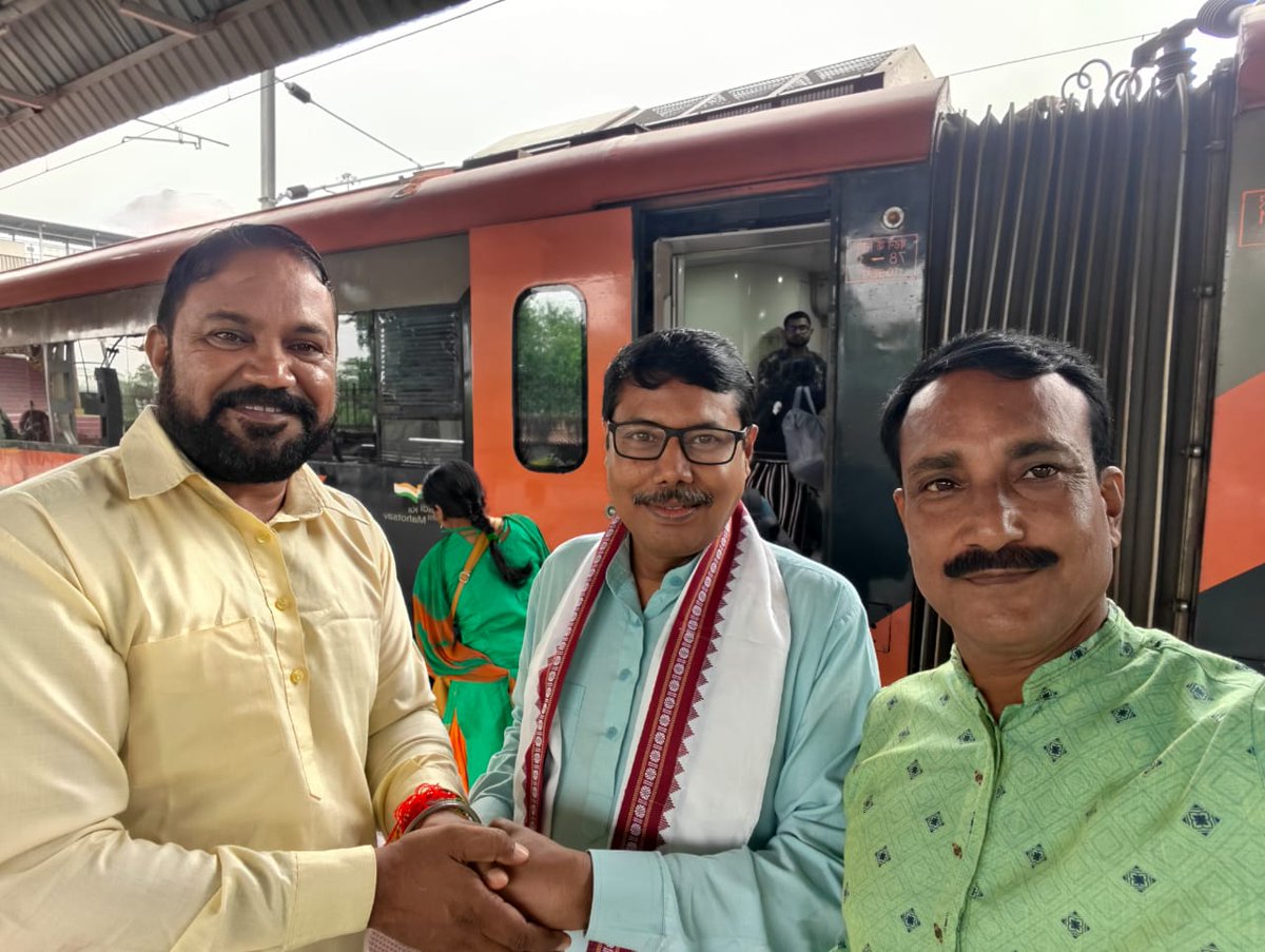 KalandiSamal's tweet photo. ସମ୍ବଲପୁର ସିଟି ଷ୍ଟେସନଠାରେ ବିଜେପି ଜିଲ୍ଲା ଉପସଭାପତି ନମ୍ରସକାନ୍ତ ପଟ୍ଟନାୟକ ଓ ଜିଲ୍ଲା ସଂଖ୍ୟାଲଘୁ ମୋର୍ଚ୍ଚା ସଭାପତି ଗୁରୁଦୀପ ସିଂ ଙ୍କ ସହିତ I
#BJPOdisha #sambalpur #kalandisamal https://t.co/WbKCBdfctA
