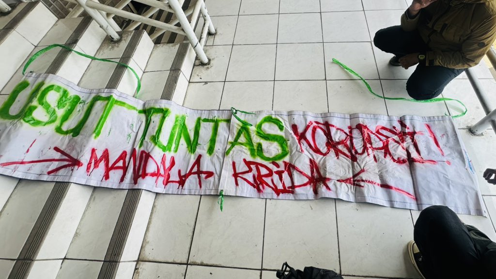 Putra_Mandala29's tweet photo. Banner iki mau sing masang ning ndi yo? Ak ora nggatekke 🤣

Tp matur nuwun wis melu menyuarakan tantang mandala krida 🙏. https://t.co/s6Pln60KMk