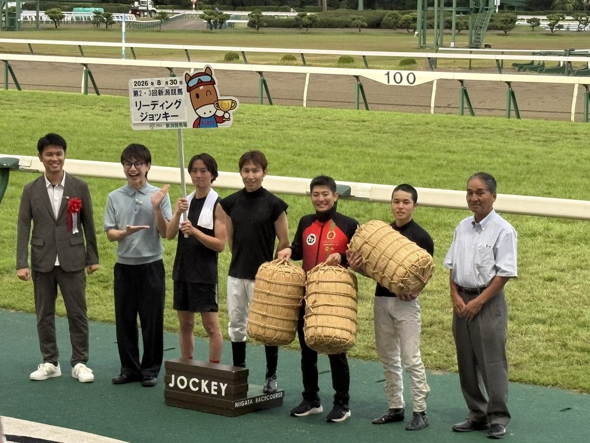 UURPdZhqDJ968ql's tweet photo. 爆笑🤣

新潟競馬リーディング表彰式

#新潟競馬場 https://t.co/7rjOSmfAti