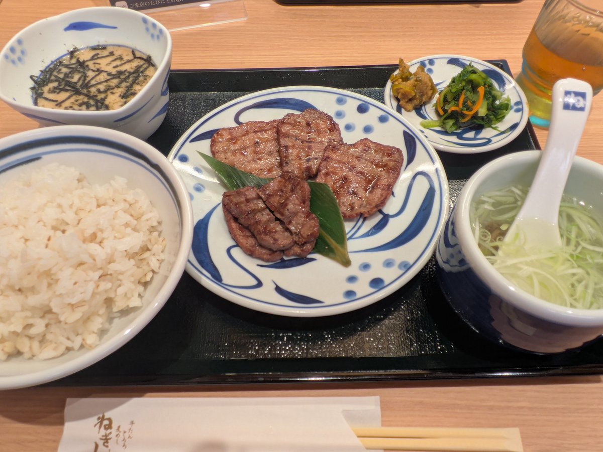 shockpan_k's tweet photo. しろたんからのしろたん、ということで。三ノ宮にできてくれたの、ありがたや。 https://t.co/2eoa0901dZ