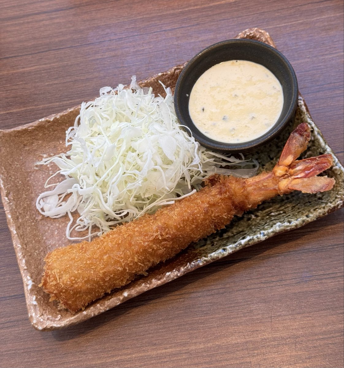 hide_hornet_DX's tweet photo. 【 まるは食堂 】　ラシック店

創業７０年余りの老舗定食屋さん
名物エビフライ🍤は外せない
だけどビール🍺も飲みたい

ピッタリなメニューがありました
《ラシック店限定》
⚫︎速達セット❗️

名物「エビフライ」
海老の旨みとプリプリ食感
メッチャ旨い😋

#まるは食堂
#ラシック
#エビフライ https://t.co/XTL3lTJoT4