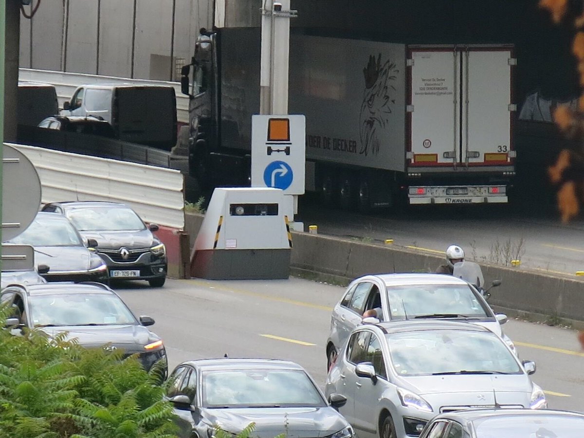 LeParisien_75's tweet photo. « Certains vont avoir de mauvaises surprises » : le nouveau radar de la Porte de Montreuil affole déjà les usagers du périph
➡️ https://t.co/7FGsKix2kD https://t.co/m9vq7O2rDp
