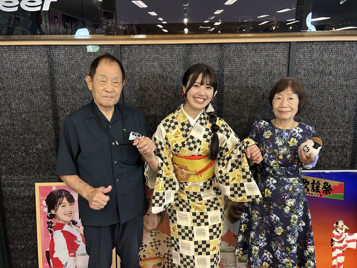 Freesia25310's tweet photo. 岩崎電気サービスキャンペーン
13:00  #里野鈴妹 さん
15:00  #村木弾 さん

たくさんお集まりいただきまして本当にありがとうございました。

CDもご購入いただきありがとうございます🙇

当社も応援しておりますので、今後も応援をよろしくお願いいたします🙇 https://t.co/xgsBhVS2Rz
