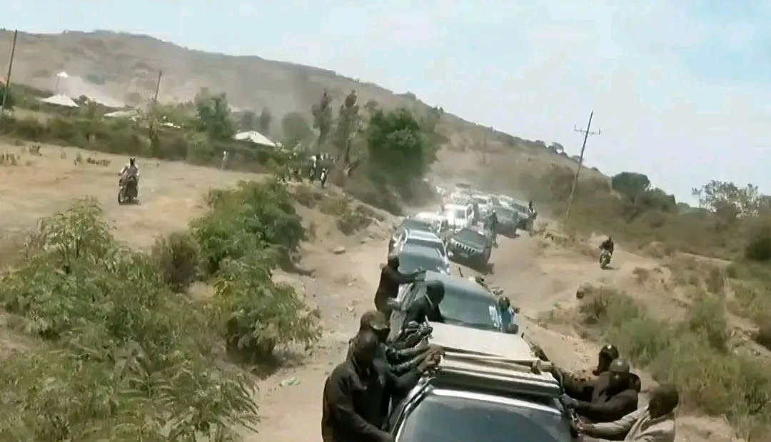 omwambaKE's tweet photo. Village Road in Homa Bay vs. Village Road in Meru https://t.co/OOpQz4Tks1