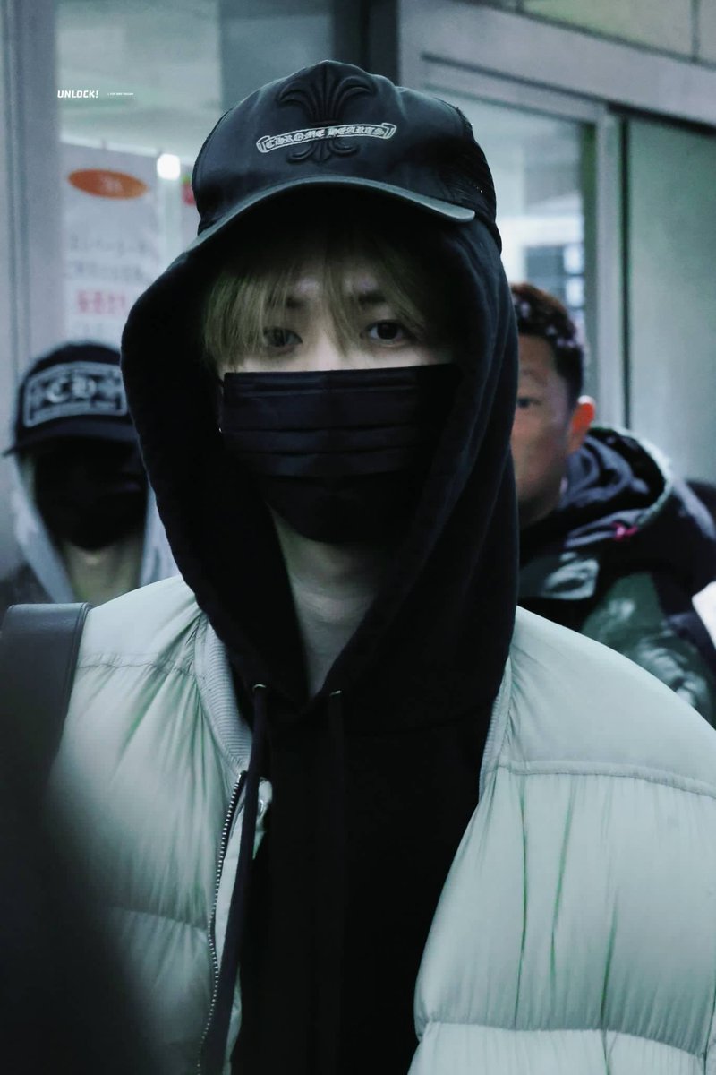 somkeykey400's tweet photo. 마스크랑 모자로 다 가려도 연예인같음.. https://t.co/oAU1YOBdeo