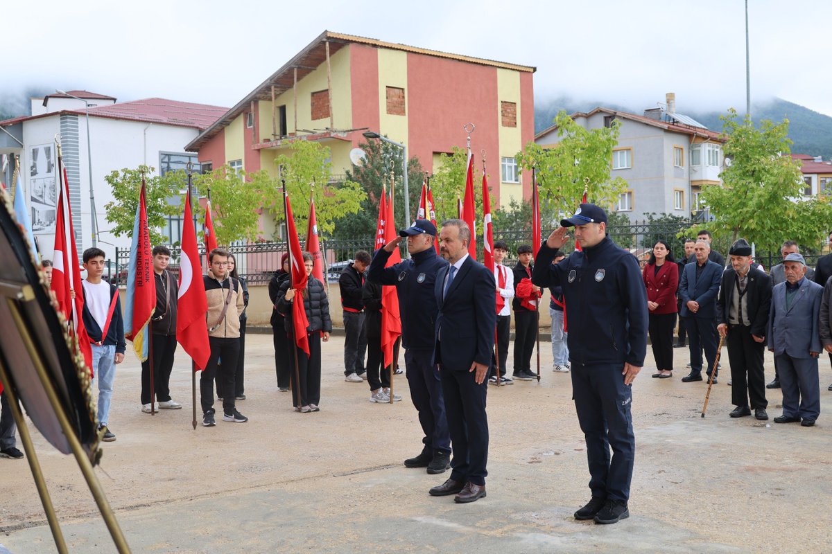 Geredebld's tweet photo. 30 Ağustos Zafer Bayramımızın 104. yıl dönümü kutlama programı kapsamında; Kaymakamımız Sayın Fatih Kaya ve Belediye Başkan Vekilimiz Sayın Mesut Karadaşlı'nın katılımlarıyla Atatürk Anıtı'na çelenk sunma töreni gerçekleştirildi. ++ https://t.co/383TvugzZl