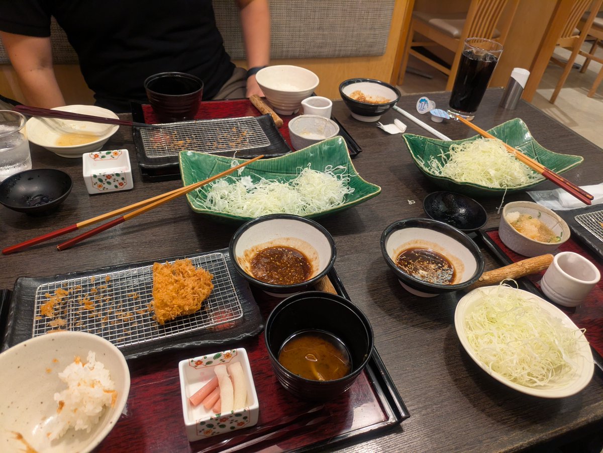 tiyo_PP's tweet photo. 高校時代の先生と友との会食5です。色々と懐かしい話が出てきて今年の母校の文化祭にもいきたくなってしまった。

これで会える人に会えるだけ会うっていう今年の夏の目標は落ち着いたかな。 https://t.co/1tACh843Js