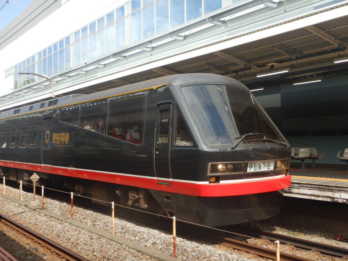 kobetetudou's tweet photo. 伊豆急行2100系R-4編成　黒船電車
撮影場所：熱海駅
撮影日：2026年7月
#伊豆急行
#伊豆急2100系
#熱海駅
#黒船電車
#電球
#鉄道 
#電車 
#神戸鉄道顔マニア https://t.co/U4rbhgRWA4