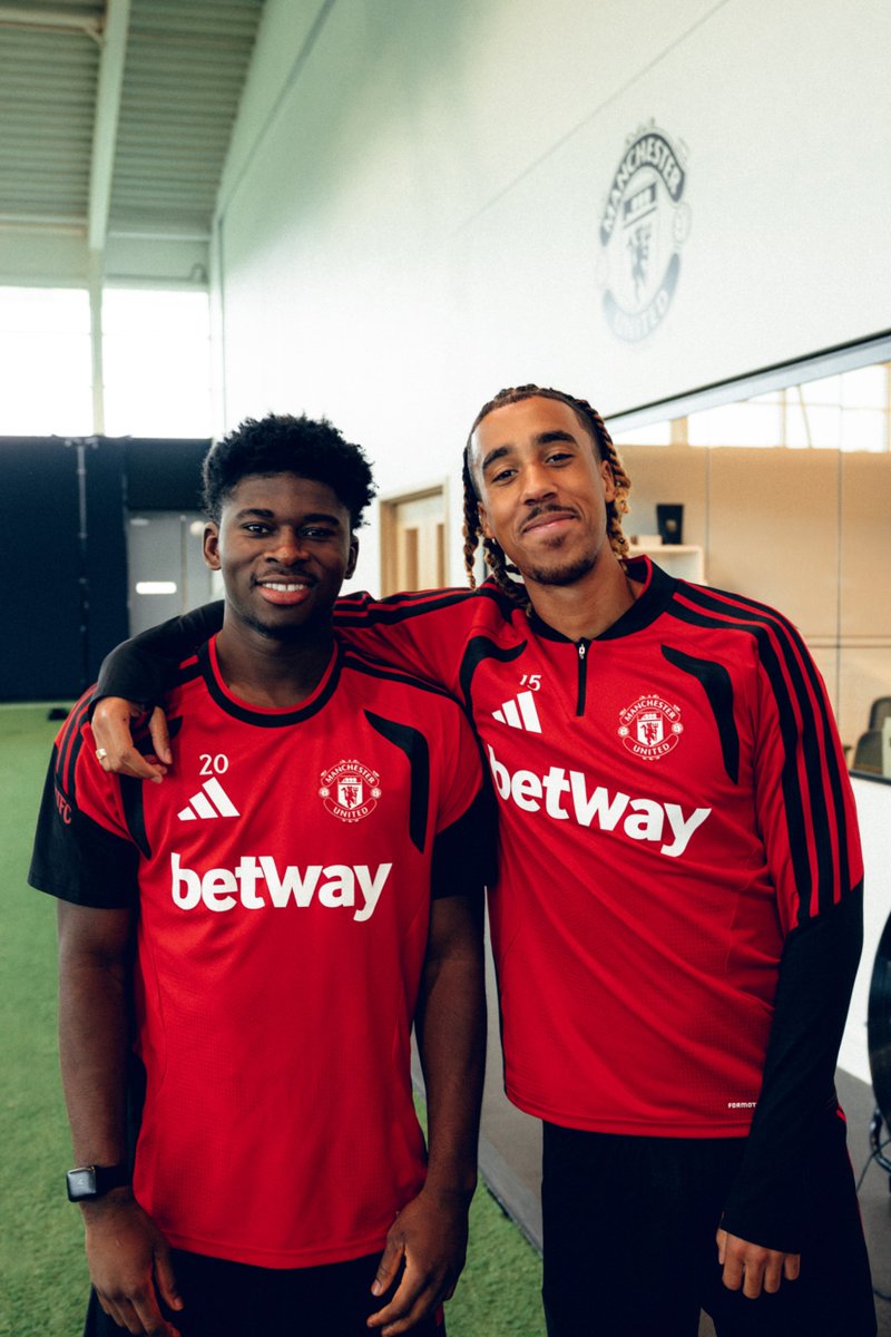 ManUtd_ID's tweet photo. Sobat sepak bola! 😍

Carlos Baleba bereuni dengan Leny Yoro dan Bryan Mbeumo! 🇨🇲🇫🇷 https://t.co/B31IswUXEB