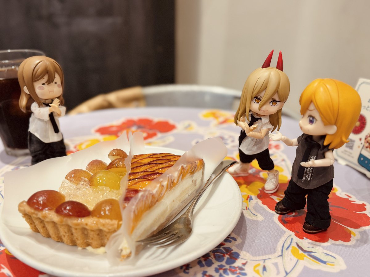 TYLOR_PacoPaco's tweet photo. キルフェボンにて

💮マルはこのサンシャインレッド🍇のタルト全部ずら

🩸ワシはこのネクタリン🍑のオレンジ風味のタルト全部ぢゃ

🎧い､いや…なんかこれデジャヴですやん…

💮んじゃ皮だけあげるずら｡
🩸ワシも｡

🎧 (  ･᷄ᯅ･᷅ )ｴｴｪｪｴｪ

👔👖🩳@sion_egg_parade 
👟👞@KURI43825289 https://t.co/SCdEBnhrG5