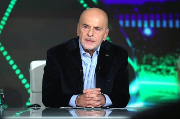 Seba74385253352's tweet photo. Ο κόσμος έμεινε. Η φανέλα παραμένει ασήκωτη. Παραμένουμε περήφανοι. Σε ένα μας κέρδισες τελικά. Κατάφερες την δουλικότητα σου να την περάσεις σε αγνά παναθηναϊκα παιδιά. «Στηρίξτε αβλεπι τον καταστροφέα γιατί τώρα βάζει λεφτά». Κάποιοι δεν ξεχνάμε, δεν θα ξεχάσουμε ποτέ #paofc https://t.co/9PIsnk2v4k
