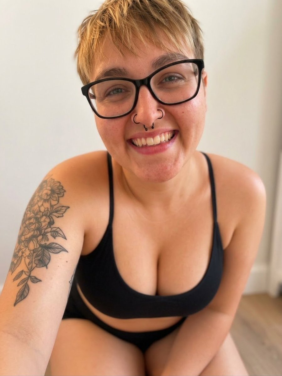 HazySimp's tweet photo. She got the keys to her new place, of course her feet had to come out 🤤🐾 https://t.co/4gSbFyiWZI