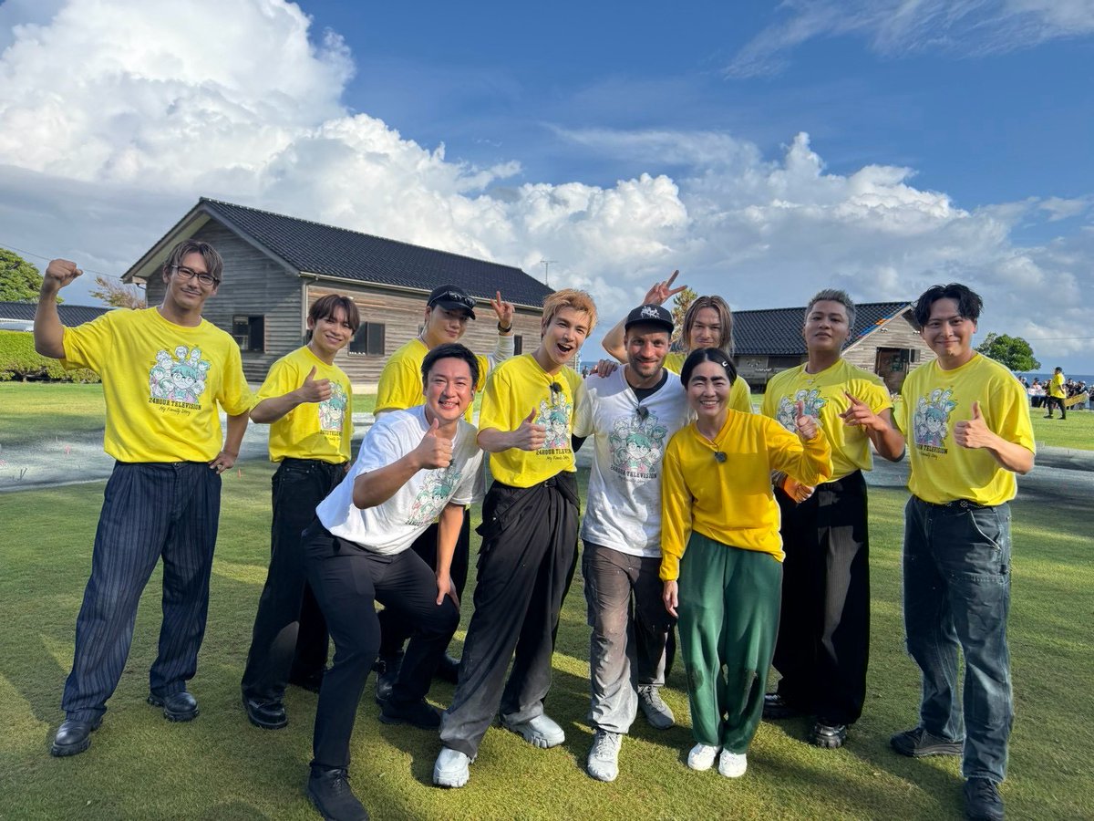 oricon's tweet photo. 岩田剛典＆イモトアヤコ、巨大地上絵完成✨️
「盛り上がった1日になって良かった」
　
🔻三代目JSBパフォーマンスも
https://t.co/OEibx6Vnwi

 #24時間テレビ49 https://t.co/C87S2VmFnU