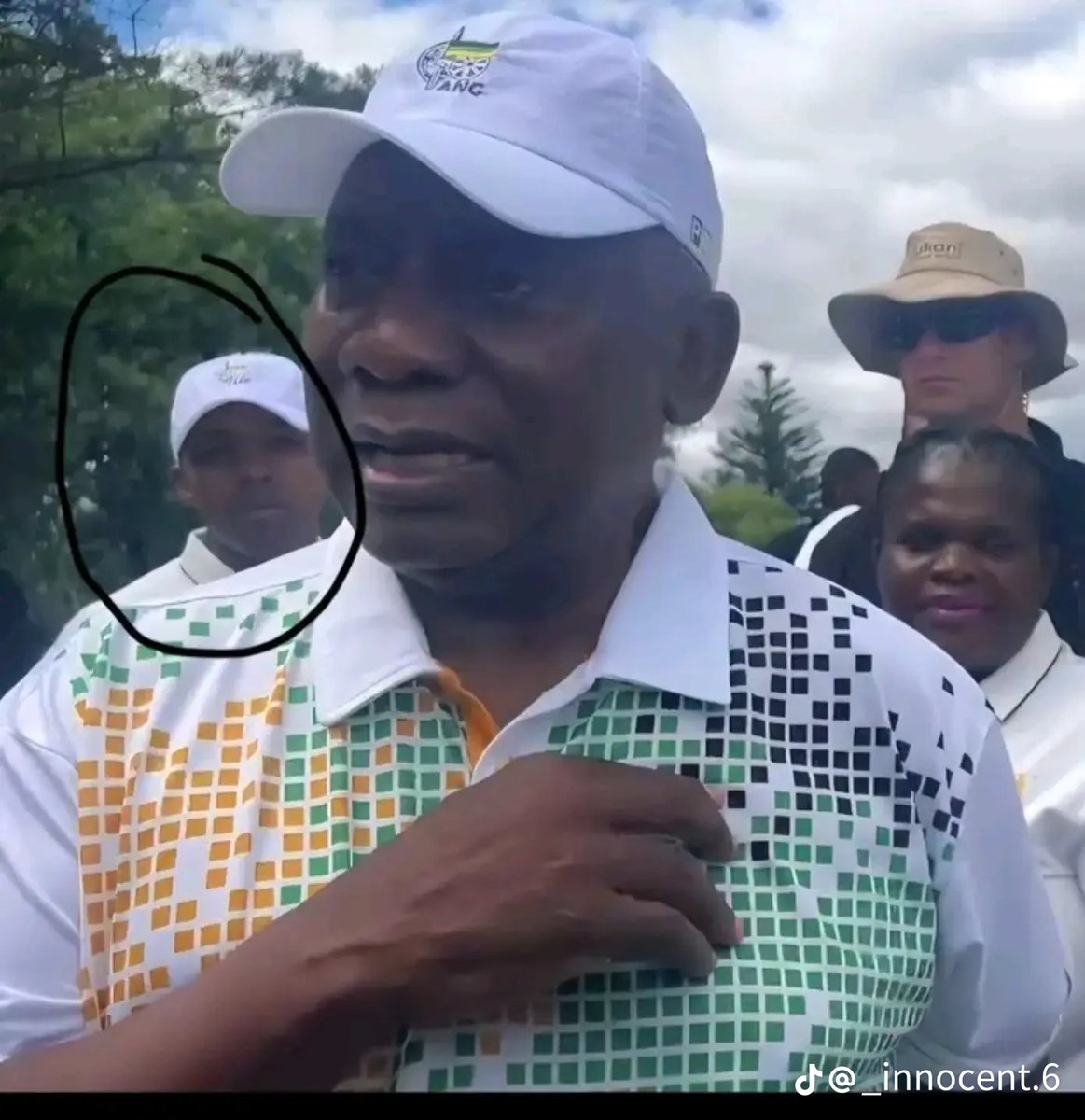 LCabonena's tweet photo. Look who is behind Cyril Ramaphosa https://t.co/1iVKDJ2KeM