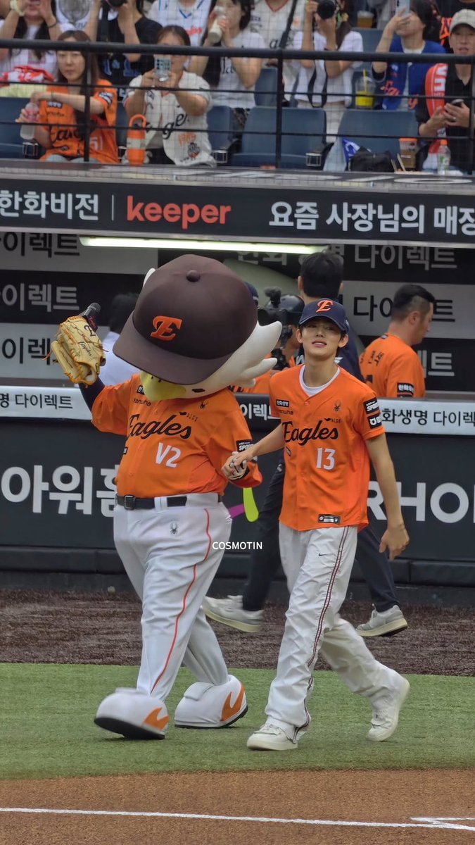 eomseaniee's tweet photo. THE WAY HES HOLDING HANDS WITH THE MASCOT SO CUTE 🤏🏻😭 https://t.co/5AFtjkTBDS