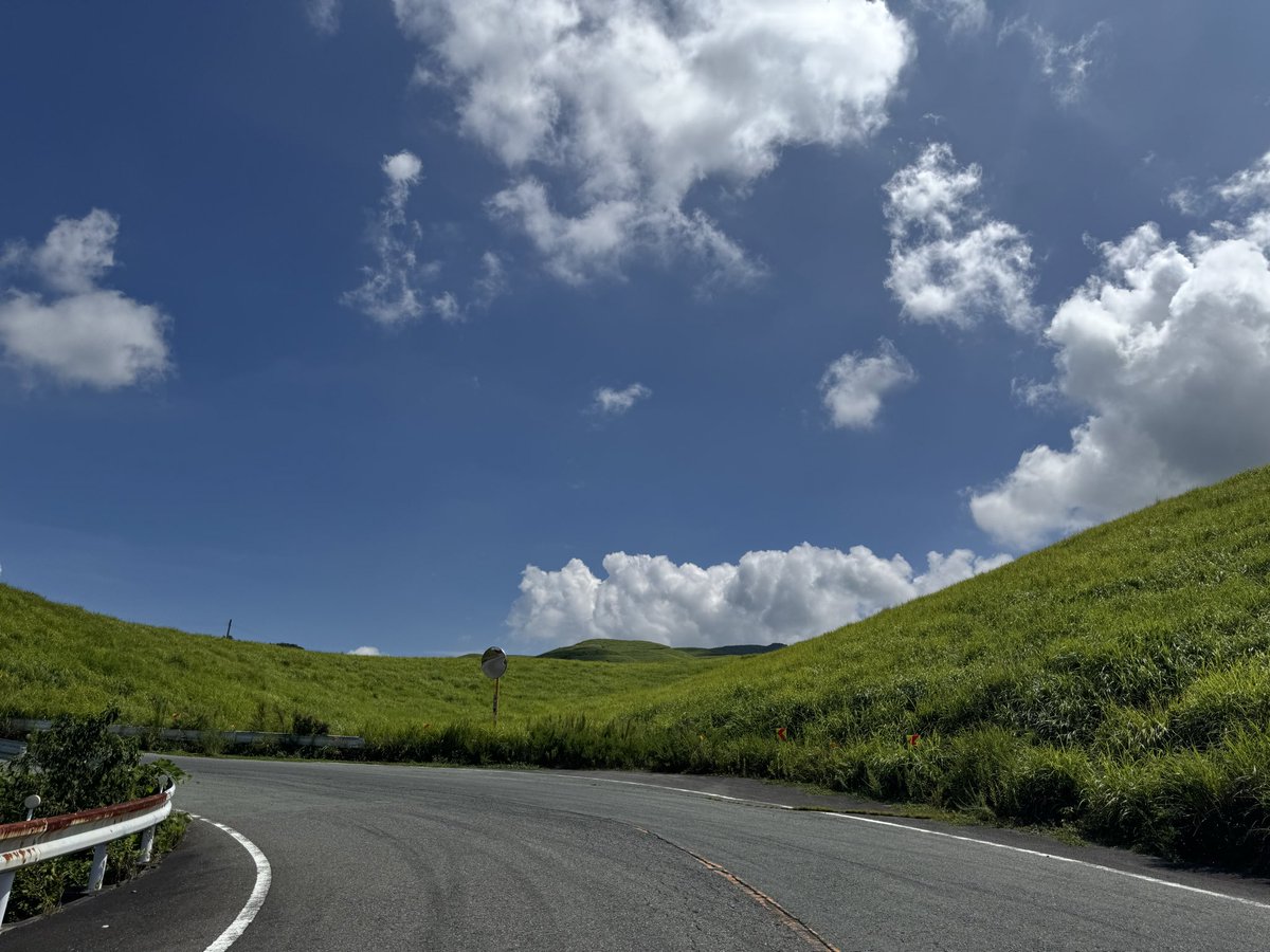 _jpanzai1's tweet photo. 熊本県、阿蘇です！
被害がほぼ無く、道路も隆起してる箇所はあんまりありません。
私も熊本に引っ越してきたばかりなのですが、こんなに自然が心地良い場所は初めてです！人も少なく美しく本当に良い場所です
他県の方は是非観光で熊本に来てください
阿蘇と天草がおすすめです！
「火山レベルが少し上がりましたがまだ平気そうです！念の���め十分お気をつけください」🌋⛰️