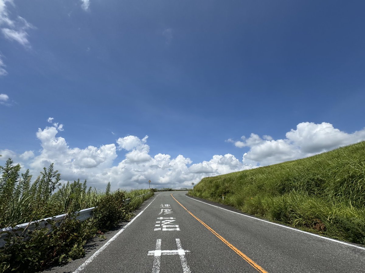 _jpanzai1's tweet photo. 熊本県、阿蘇です！
被害がほぼ無く、道路も隆起してる箇所はあんまりありません。
私も熊本に引っ越してきたばかりなのですが、こんなに自然が心地良い場所は初めてです！人も少なく美しく本当に良い場所です
他県の方は是非観光で熊本に来てください
阿蘇と天草がおすすめです！
「火山レベルが少し上がりましたがまだ平気そうです！念の���め十分お気をつけください」🌋⛰️