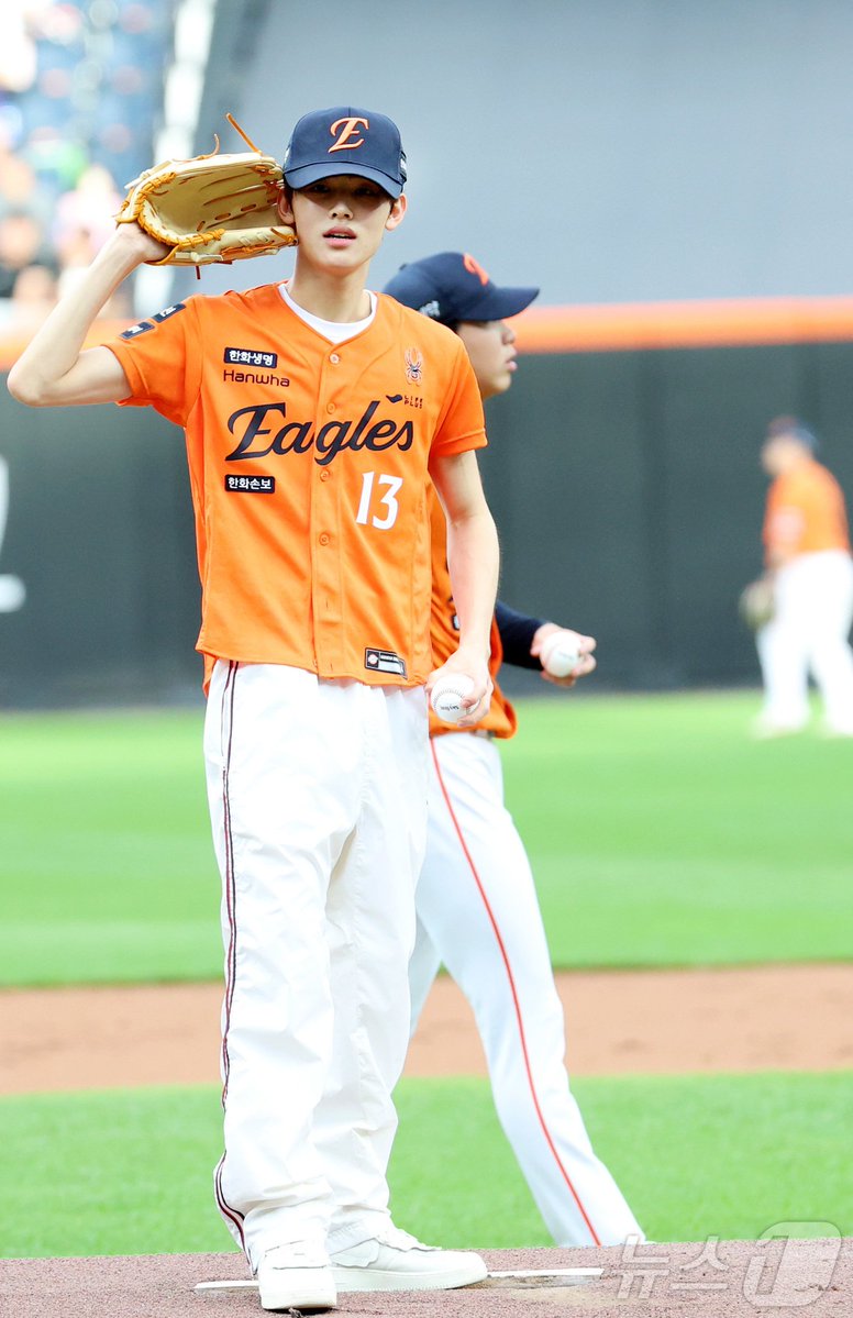 eomcoertis's tweet photo. CORTIS Seonghyeon media photos from today!! 🧡

#SEONGHYEON #성현 https://t.co/cy0sHuN0pW