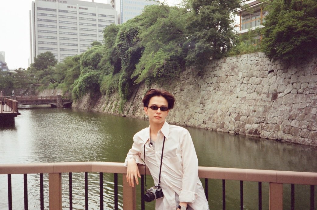 _chxpjw's tweet photo. นี้ชอบจริตของซาฮิมาก มุม องศาการแอ๊กการโพสต์ท่าใด ๆ ของฮีมันแบบ😭👍🏻 ใครเข้าใจก็เข้าใจเลยจริง ๆ นี่ชอบมากมากจริง ๆ แล้วภาพแรกทุกอย่างดูเป็นใจสุบ ๆ คือฮีพ้อยท์แขนกับรั้วแบบนั้น เอี้ยวตัวหน่อย ๆ แล้วลมพัดมาจนผมเปิดหน้าแบบนี้ โอ้โหหนูตรายว่ะพี่ หนูชอบพี่จัง😭😭😭 https://t.co/PZv6OR6PX1
