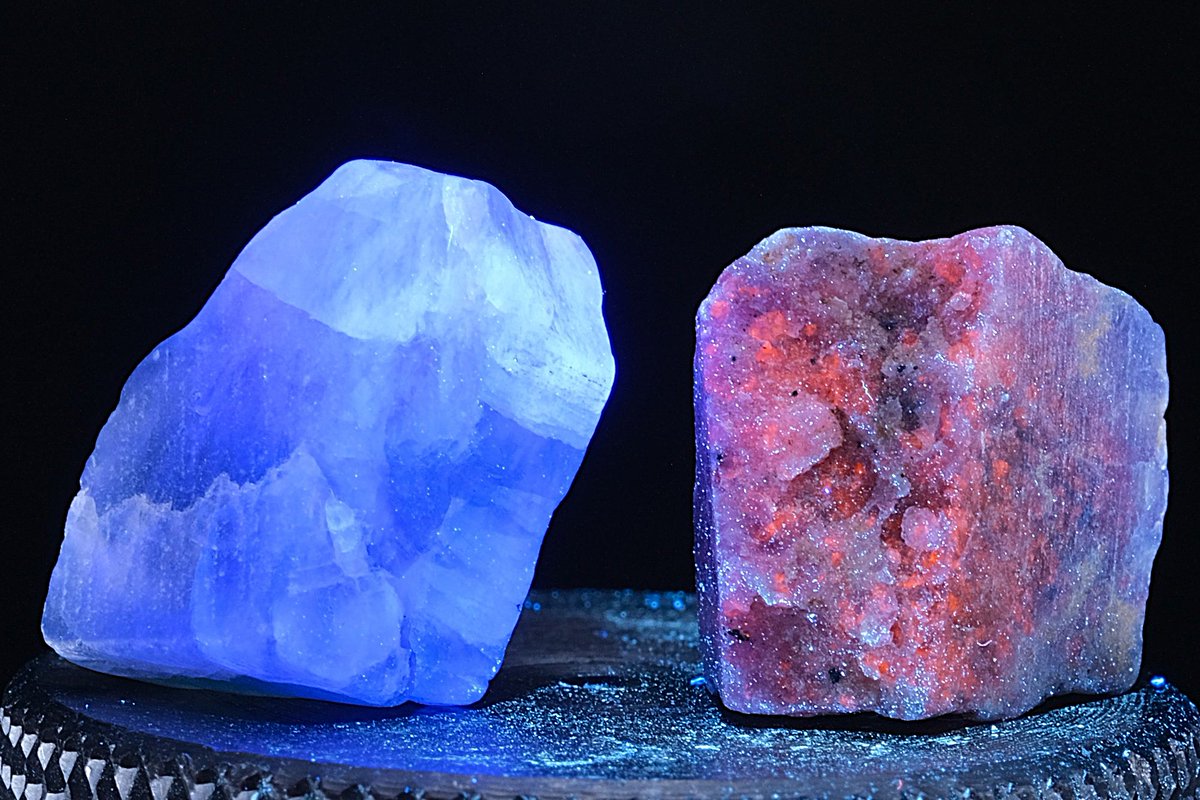 u1_okita's tweet photo. こないだ買った マッチ箱博物館 カメラ撮り

#蛍石 #Fluorite タージ・マハル
#方曹達石 #Sodalite ペトラ遺跡

紫外光でほんのり蛍光 https://t.co/n2iTfxGe90