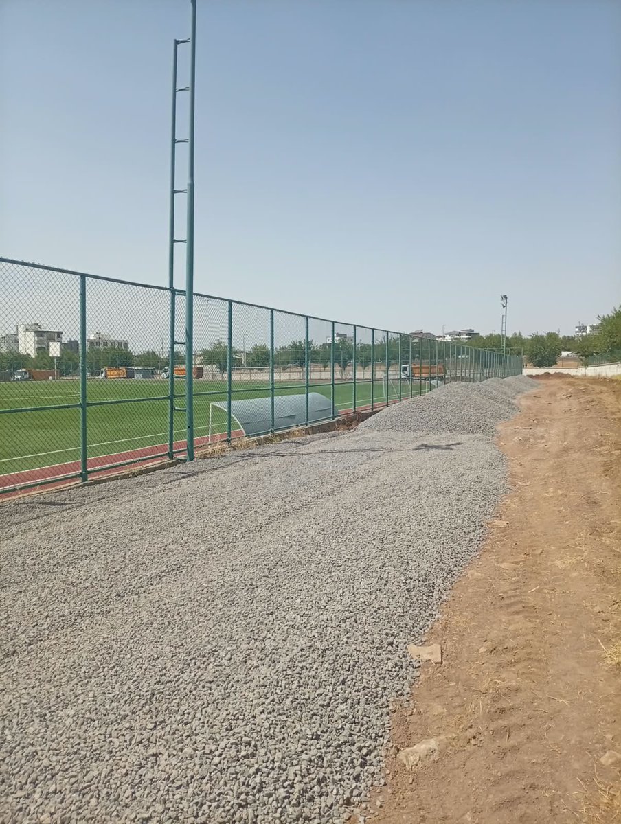 tameralhas's tweet photo. Yeni sezonda  takımlarımızın maçlarını oynayacağı sentetik sahada, taraftarlarımızın karşılaşmaları daha rahat ve keyifli bir şekilde takip edebilmeleri için çevre düzenleme çalışmalarımızı sürdürüyoruz.

Sporun ve sporcunun yanında olmaya, Siverek’te spor alanlarını daha modern ve kullanışlı hale getirmeye devam edeceğiz. Yeni sezonda tüm takımlarımıza başarılar diliyor, taraftarlarımıza da şimdiden güzel bir sezon temenni ediyorum.
