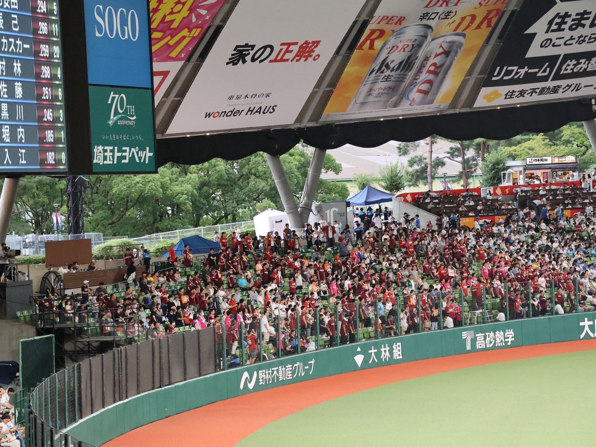 Sarane_BGL's tweet photo. 友人より頂いた、今日のベルーナドームの楽天イーグルス側、ライトビジター応援席の試合開始直後の様子。
ライオンズファンクラブのプラチナ先行（最速先行、年間10万円以上使わないと至れない）でほぼ完売。
侵入民もそうだけど、とにかく空席が多い。そしてコンコースでの立ち見客が異様に多い。 https://t.co/2Y7CX7eY2R