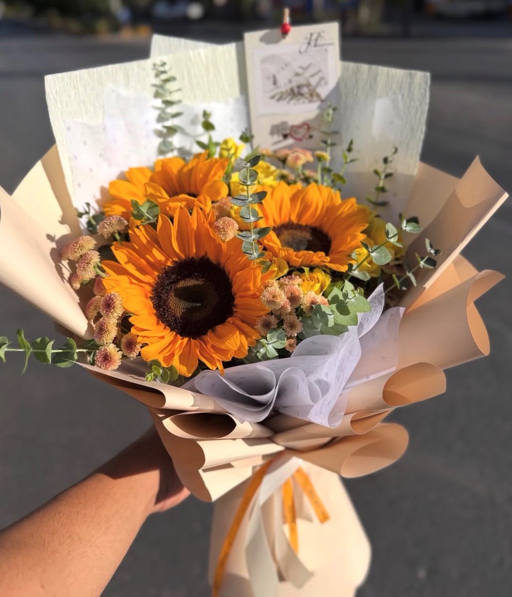 sunflowerchives's tweet photo. Yellow never looked this cute 💛 https://t.co/SlFGZoRJ7L