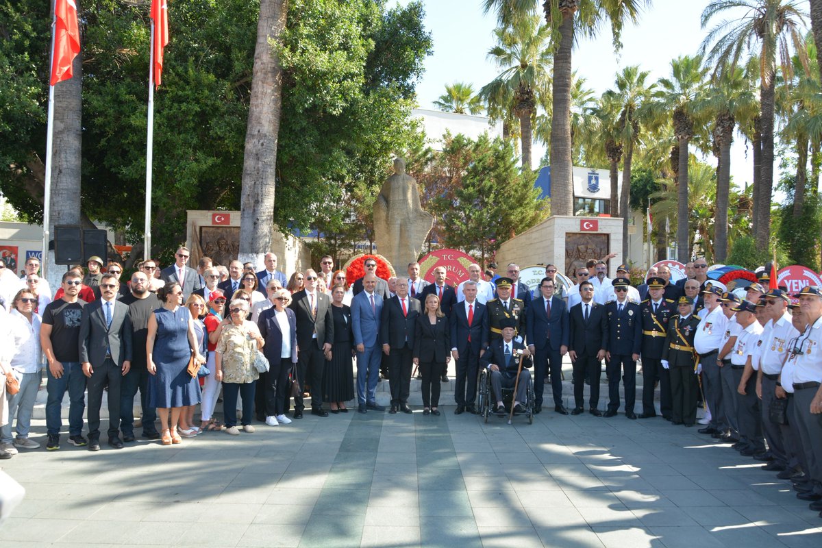 mhpbodrumilce's tweet photo. İlçe Başkanımız Sayın Engin Galipoğlu ve Yönetim Kurulu Üyelerimiz, Bodrum Belediye Meydanı’nda düzenlenen 30 Ağustos Zafer Bayramı kutlama programına katıldılar.

Başkomutan Gazi Mustafa Kemal Atatürk’ün önderliğinde kazanılan Büyük Zafer; Türk milletinin bağımsızlığından asla vazgeçmeyeceğinin, vatanı ve bayrağı uğruna her türlü fedakârlığı göze alacağının tarihe altın harflerle yazılmış en güçlü nişanesidir.

Bu kutlu zaferin 104. yıl dönümünde, başta Gazi Mustafa Kemal Atatürk olmak üzere Millî Mücadelemizin bütün kahramanlarını, aziz şehitlerimizi rahmetle; kahraman gazilerimizi minnet ve şükranla anıyoruz.

30 Ağustos Zafer Bayramımız kutlu olsun.
Ne mutlu Türk’üm diyene! 🇹🇷

#30Ağustos #ZaferBayramı #GaziMustafaKemalAtatürk #NeMutluTürkümDiyene #Bodrum