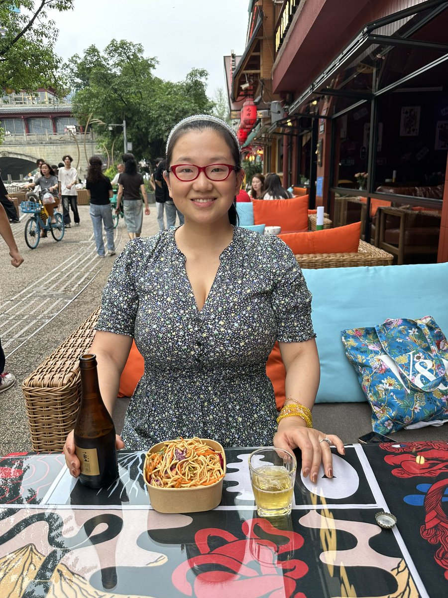 emmabung's tweet photo. More Chengdu photos! 🏮 🐻 https://t.co/wKk5sM0JPd