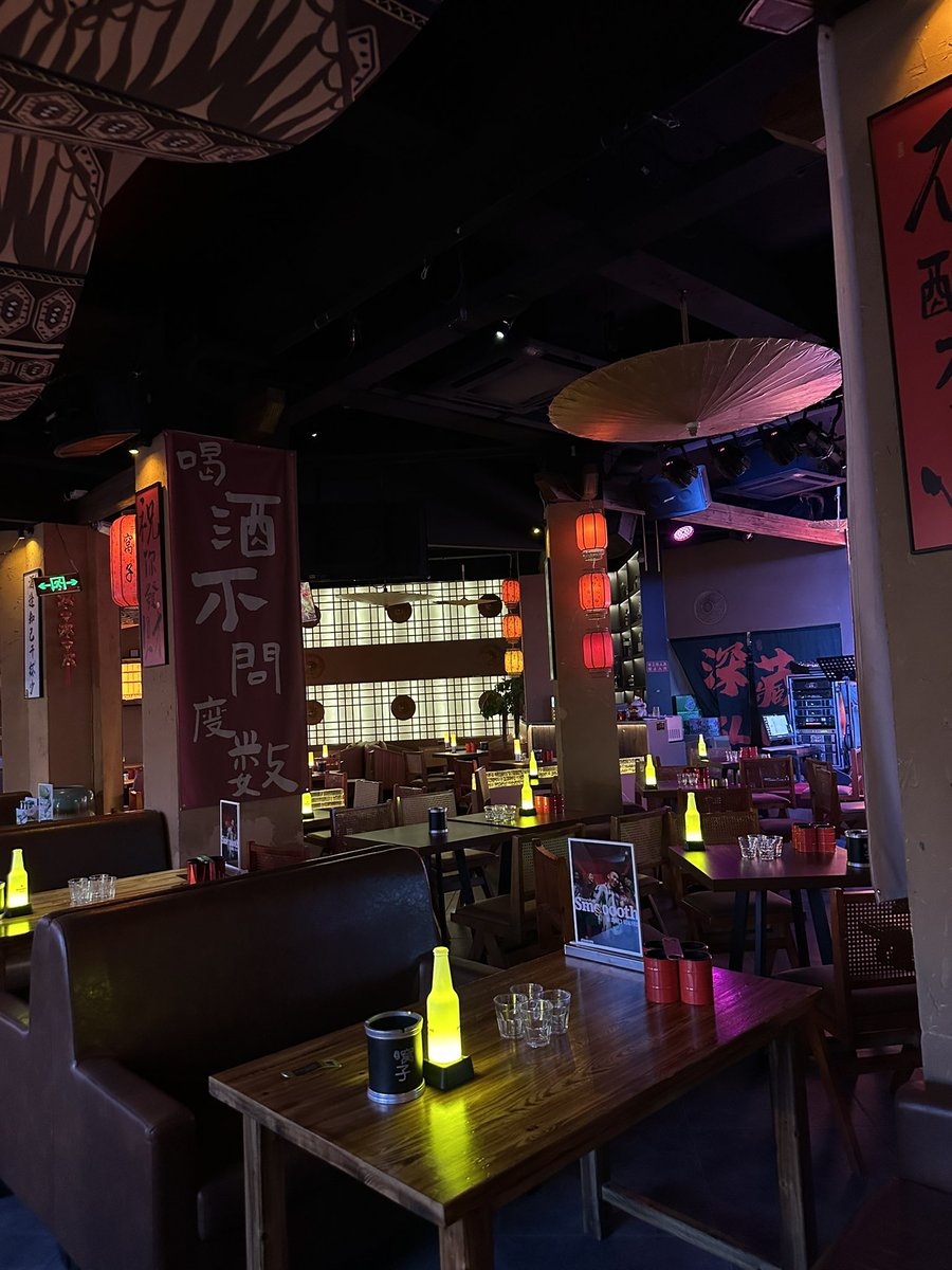 emmabung's tweet photo. More Chengdu photos! 🏮 🐻 https://t.co/wKk5sM0JPd
