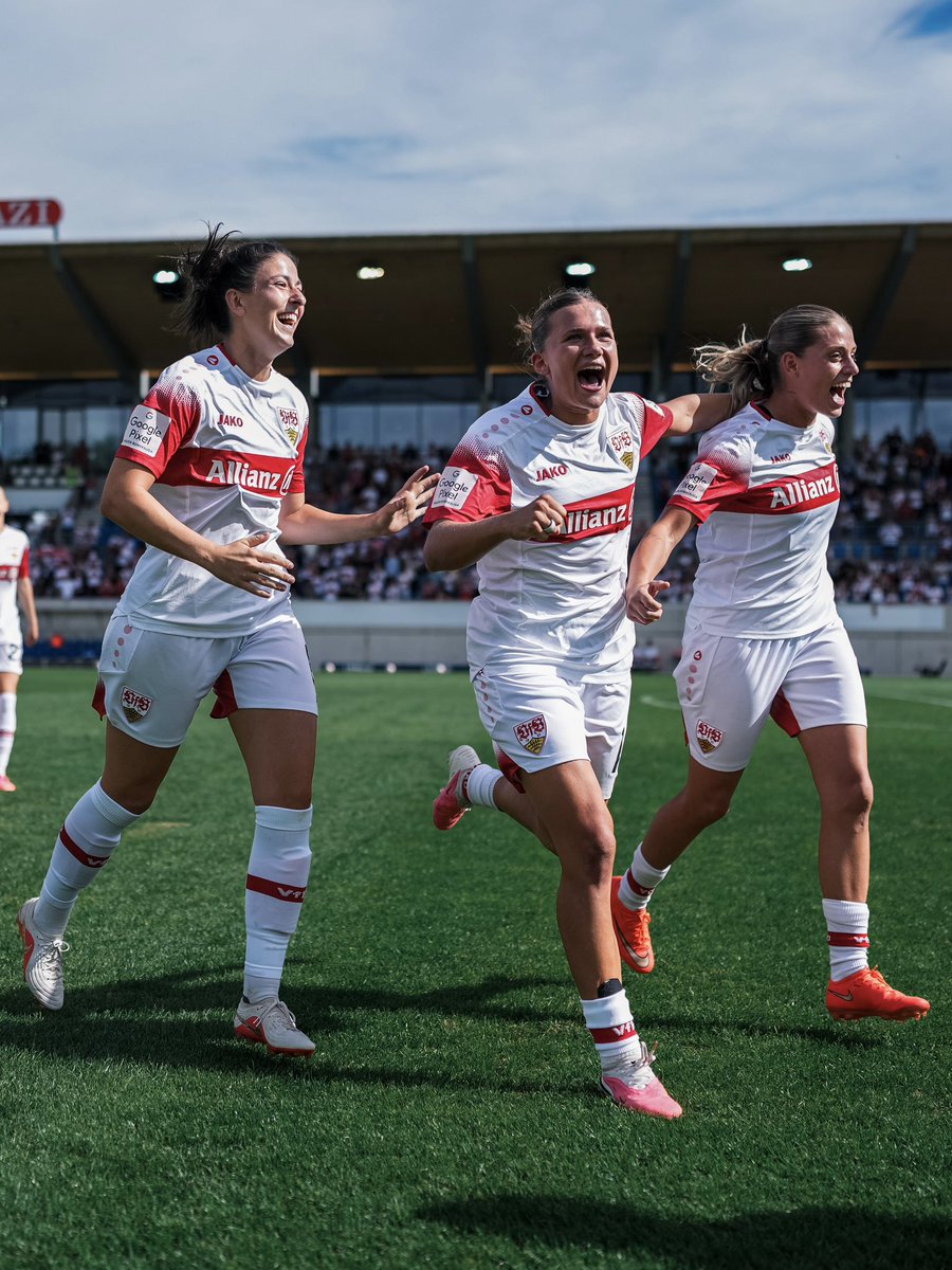 VfB_Frauen's tweet photo. 👀🔙 Happy faces only! 😍
#VfBFrauen | #VfB | #VfBHSV 2:1 | #GPFBL https://t.co/fGcwG5UiFe