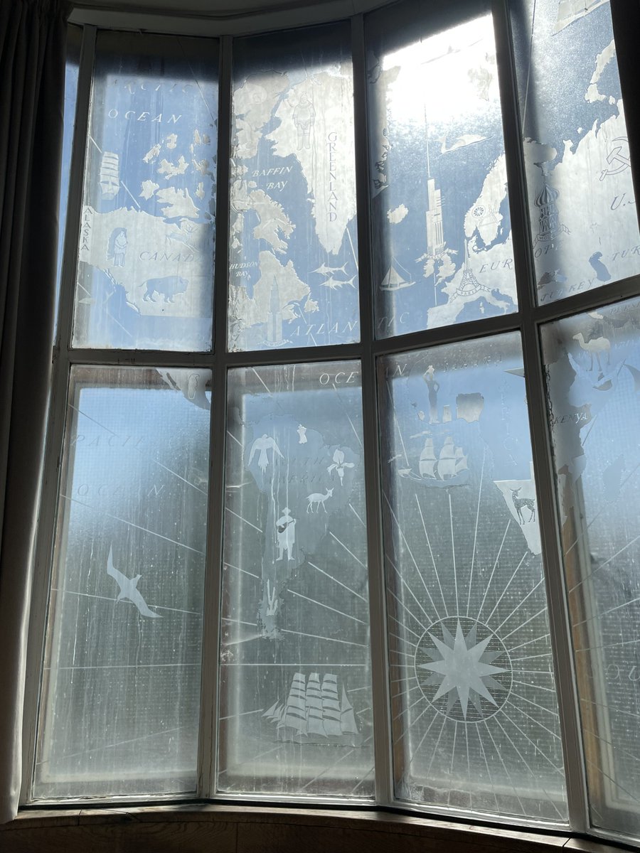 UniofOxford's tweet photo. What’s a window from a 1930s exhibition doing in an Oxford college library? 🪟🌍

Created for the 1938 Glasgow Empire Exhibition, this striking world map now sits in Regent's Park College Library.

How (and why) it got there remains a mystery… 🔎

#OxfordHistory https://t.co/fUXrv1zNfi