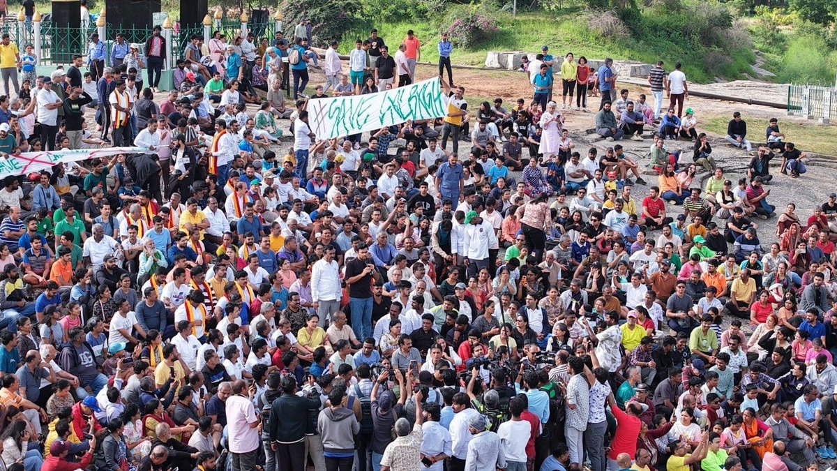 nabilajamal_'s tweet photo. Over 5,000 Bengalureans gathered at Lalbagh on Sunday in protest saying: hands off the city’s parks

The protest opposed Karnataka’s new law allowing up to 5% of government parkland to be used for public infrastructure, amid concerns over the proposed Hebbal-Silk Board tunnel road

BJP MP Tejasvi Surya, environmentalists, residents joined the campaign, demanding the amendment be withdrawn