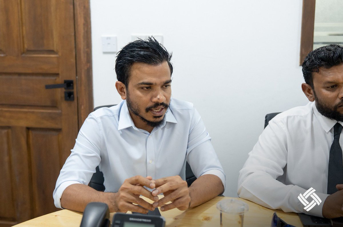 rdcmaldives's tweet photo. ގެމަނަފުށި ދާއިރާގެ މަޖިލީހުގެ މެންބަރު އަސަދުﷲ ޝިހާބް، ގއ. ގެމަނަފުށި ކައުންސިލުގެ ރައީސް އިސްމާޢީލް ޔާމީން އަދި ކައުންސިލުގެ މެންބަރުން މިއަދު ވަނީ މި ކޯޕަރޭޝަނުގެ ޑެޕިއުޓީ މެނޭޖިންގ ޑައިރެކްޓަރ ޙުސައިންދީދީ އަދި އިސްވެރިންނާއި ބައްދަލު ކުރައްވައިފައެވެ. މި ބައްދަލުވުމުގައި ގއ. ގެމަނަފުށިގައި މި ކޯޕަރޭޝަނުން ހިންގާ މަޝްރޫޢުތަކާއި ގުޅޭގޮތުން މަޝްވަރާ ކުރ��ވުނެވެ.

#TeamRDC