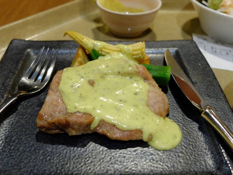 worldtr202102's tweet photo. #桃源郷の献立　2026.08.30
（1）ブレックファーストは「洋食」。メインのおかずが何かのせ忘れたかのように淋しさ。
（2-4）ディナーは本日新登場の「牛ロースの大葉のクリームソース」にする。珍しくご飯大盛にしなかった。大葉はどこだと思ったらクリームソースの緑色がそれだろう。 https://t.co/2mdvTguKgA