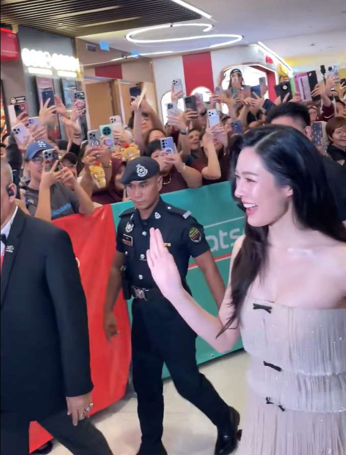 beminefame's tweet photo. พิโล่มาเป็นกุลังไตให้หม่าม๊าค้าบบบบบบบบบบบบ

LINGLING ASEAN PRESENTER
#LinglingXEucerinMalaysia https://t.co/6dnyThCCG7